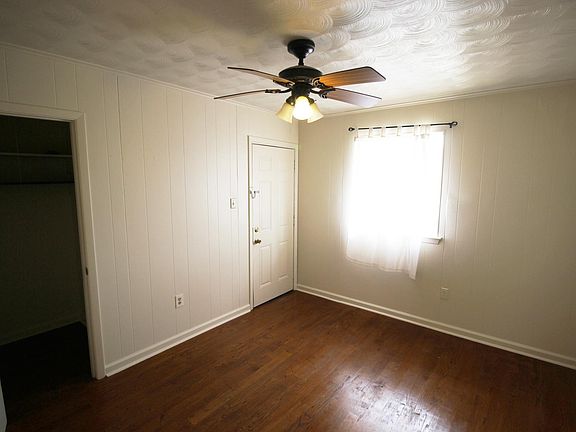 Bedroom with a window onto the walkway